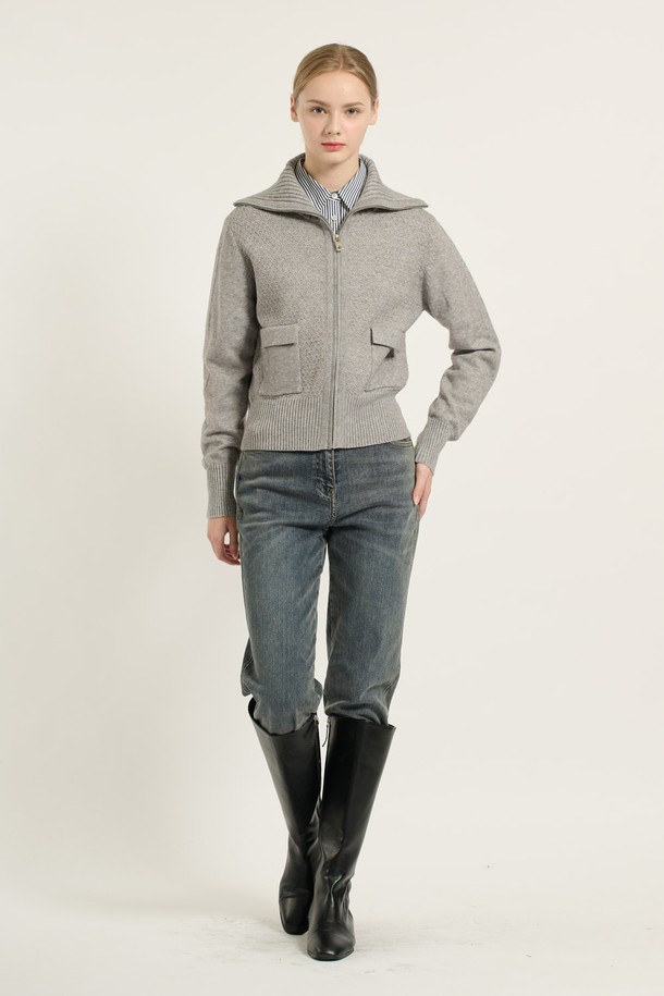 [25WT] 와이드 카라 니트 집업은 여성 의류로, 일상 및 캐주얼 스타일을 위한 니트/스웨터입니다. M GRAY (그레이) 컬러의 레귤러핏 긴소매 디자인으로, 봄, 가을, 겨울 계절에 착용하기 좋습니다. 와이드 카라와 포켓 디테일이 돋보이며, 무지 또는 골지 패턴으로 베이직하면서도 캐주얼한 무드를 연출합니다. 출근룩, 미니멀, 클래식 스타일에도 잘 어울리는 활용도 높은 아이템입니다.
