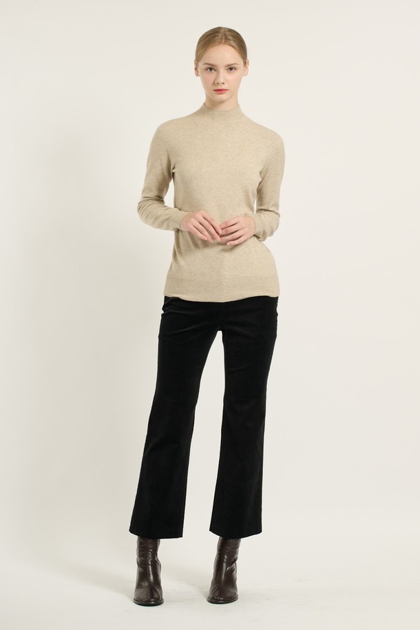 세련된 무드의 여성 [25WT] 반하이넥 니트 - LIGHT BEIGE B5D9K47971입니다. 부드러운 촉감의 폴리에스터, 아크릴, 나일론, 모, 레이온 혼방 소재로 제작되어 가을, 겨울 시즌에 따뜻하게 착용하기 좋습니다. 레귤러핏에 반하이넥 디자인으로 클래식, 모던, 베이직한 스타일을 연출하며, 오피스룩, 출근룩, 모임룩 등 다양한 TPO에 활용 가능합니다. 라이트 베이지, 브라운, 미디엄 그레이, 블랙 4가지 다채로운 컬러로 만나보세요. 골지 패턴으로 포인트를 더했으며, 핏은 레귤러, 소매는 긴 기장입니다.
