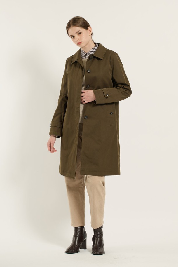 [25WT] 클래식 라이너 싱글 트렌치코트 - KHAKI BROWN (카키 브라운) B5D9N70185는 여성용 아우터로, 봄, 가을, 겨울 세 계절에 걸쳐 활용 가능한 롱 기장의 트렌치코트입니다. 캐주얼, 모던, 클래식 스타일을 아우르며, 무지 패턴에 레귤러 핏으로 제작되었습니다. 면과 폴리에스터 혼방 소재로 탄탄한 촉감을 제공하며, 싱글 버튼 여밈 방식과 긴 소매, 소매 버튼 디테일이 특징입니다. 라이너가 포함되어 보온성을 높였으며, 출근룩과 모임룩 모두에 잘 어울리는 제품입니다.
