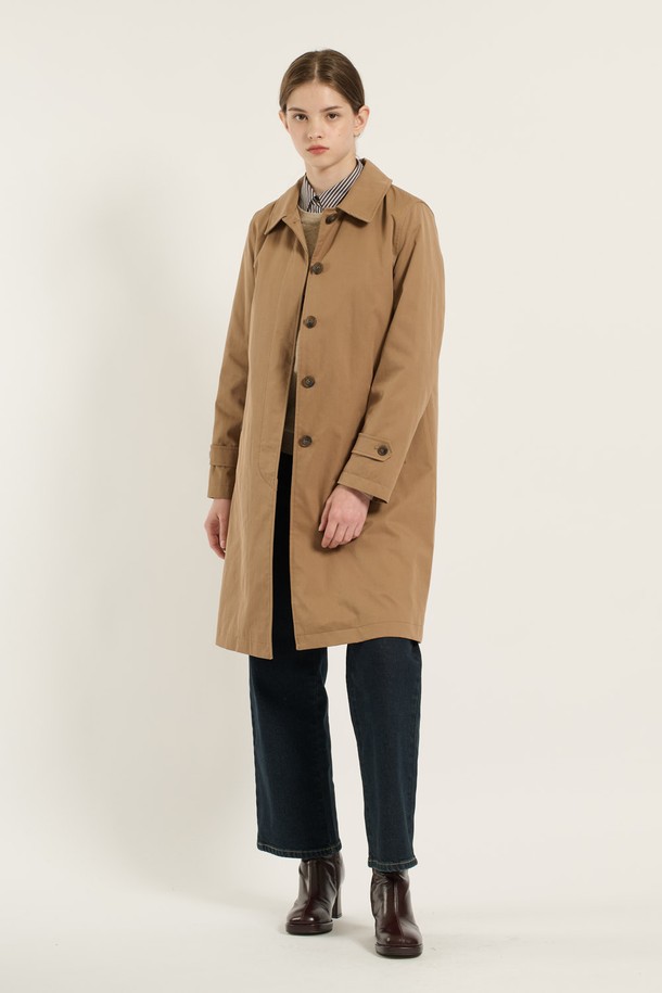 [25WT] 클래식 라이너 싱글 트렌치코트 - CAMEL B5D9N70180는 여성 고객을 위한 아우터입니다. 카멜과 카키 브라운 두 가지 색상으로 제공되며, 봄, 가을, 간절기에 입기 좋습니다. 클래식, 캐주얼, 포멀, 모던 스타일을 아우르는 무지 디자인의 롱 기장 트렌치코트입니다. 싱글 버튼 여밈 방식에 슬림핏으로 떨어지며, 라이너가 포함되어 있고 소매 비조 디테일이 돋보입니다. 출근룩과 데이트룩에 모두 잘 어울리는 제품입니다.
