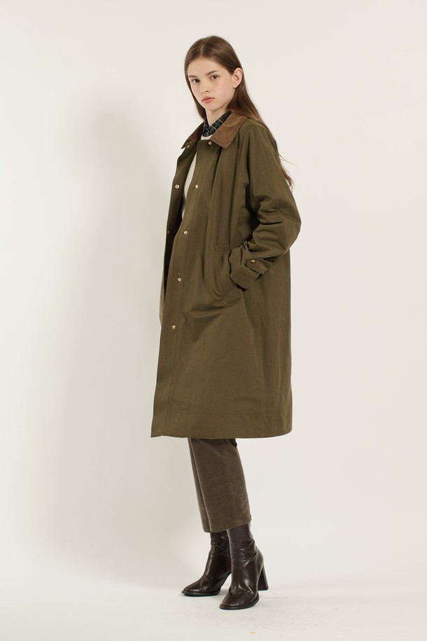 [25WT] 래글런 라이너 트렌치 코트 - KHAKI BROWN B5D9N70285는 클래식, 베이직, 캐주얼 스타일을 아우르는 여성용 트렌치 코트입니다. 카키 브라운, 블랙 두 가지 색상으로 출시되었으며, 봄, 가을, 겨울, 간절기 모두 착용 가능합니다. 무지 패턴에 롱 기장, 래글런 소매 디자인으로 편안한 착용감을 선사하며, 탈부착 라이너가 있어 보온성을 조절할 수 있습니다. 면, 폴리에스터, 나일론 혼방 소재로 제작되었으며, 부드러우면서도 튼튼한 촉감을 느낄 수 있습니다. 싱글 버튼과 스냅 여밈 방식, 히든 버튼 디테일로 깔끔한 디자인을 완성했습니다. 출근룩, 오피스룩, 모임룩 등 다양한 TPO에 활용 가능합니다.
