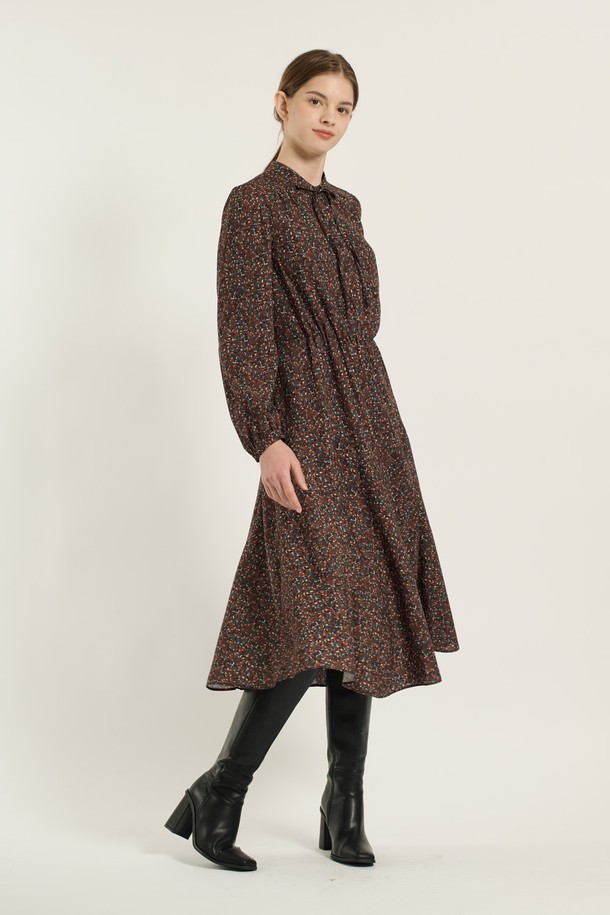 [25WT] 타이 플레어 프린트 원피스 - DARK BROWN B5D9O60175는 여성스러운 분위기를 자아내는 플레어 원피스입니다. 다크 브라운 및 엠 베이지 컬러로 출시되었으며, 플라워 프린트가 돋보이는 디자인입니다. 가을, 겨울, 간절기에 어울리는 얇은 두께감과 부드러운 촉감의 폴리에스터 소재로 제작되었습니다. 타이넥과 롱 기장의 A라인 플레어 스커트가 우아하고 세련된 스타일을 완성하며, 오피스룩, 하객룩, 데이트룩에 적합합니다. 레귤러핏으로 편안하게 착용 가능하며, 클래식, 로맨틱, 미니멀한 무드를 연출합니다.
