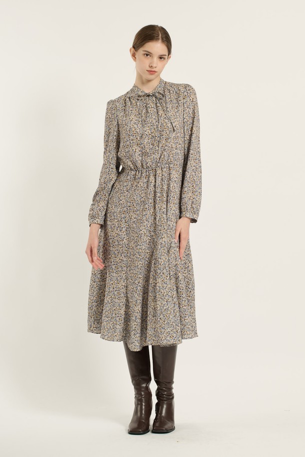 세련된 분위기를 연출하는 [25WT] 타이 플레어 프린트 원피스 - M BEIGE B5D9O60172입니다. 부드러운 폴리에스테르 소재로 제작되어 편안한 착용감을 선사하며, 가을과 겨울에 어울리는 긴 소매 디자인입니다. 플라워 프린트와 A라인 플레어 스커트가 페미닌하고 우아한 무드를 자아내며, 리본넥 디테일로 여성스러움을 더했습니다. 하객룩이나 모임룩으로 활용하기 좋으며, 클래식, 로맨틱, 미니멀 스타일을 즐겨 입는 여성분들께 추천합니다.
