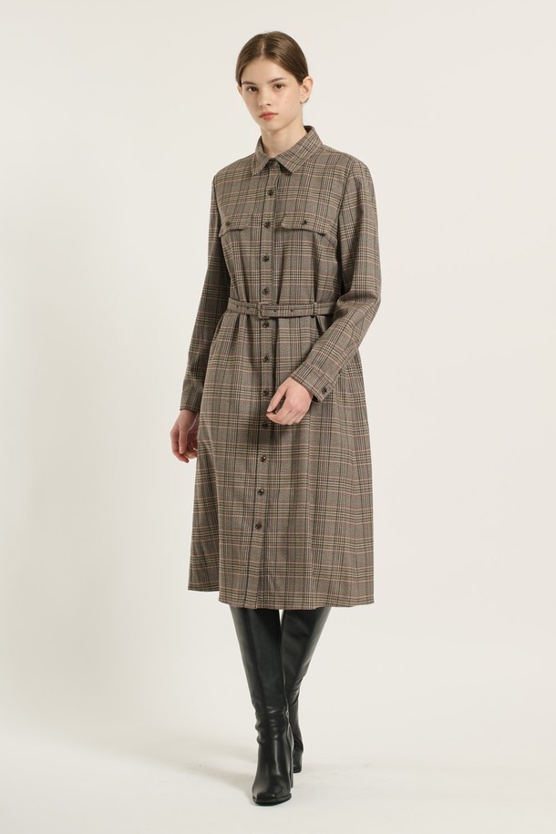세련된 체크 패턴과 M BROWN 컬러가 돋보이는 [25WT] 체크 소재 셔츠형 원피스입니다. 부드러운 촉감과 유연함을 선사하는 폴리에스터, 레이온, 폴리우레탄, 면 혼방 소재로 제작되어 편안한 착용감을 제공합니다. 허리 벨트가 포함되어 있어 슬림핏 또는 레귤러핏으로 연출 가능하며, 버튼 디테일과 앞면 버튼으로 클래식하고 우아한 분위기를 더합니다. 긴 소매 기장과 카라 디자인은 봄, 가을, 겨울, 그리고 사계절 모두 활용 가능하며, 출근룩, 데이트룩, 오피스룩 등 다양한 TPO에 맞춰 세련된 스타일을 완성해 보세요.
