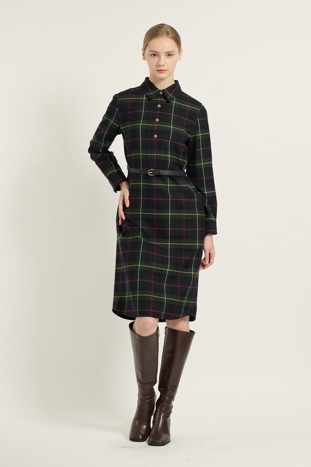 세련된 H라인 실루엣의 [25WT] H라인 체크 원피스 - DARK GREEN (다크 그린)입니다. 부드러운 촉감과 편안한 착용감을 선사하며, 가을과 겨울 시즌에 어울리는 두께감으로 제작되었습니다. 카라넥 디자인과 긴 소매, 그리고 허리 벨트 디테일이 클래식하고 우아한 분위기를 더합니다. 체크 패턴과 다크 그린 컬러의 조화가 세련된 무드를 연출하며, 오피스룩, 하객룩, 모임룩 등 다양한 TPO에 활용 가능합니다. 안감이 있어 더욱 안정적인 착용감을 제공합니다.
