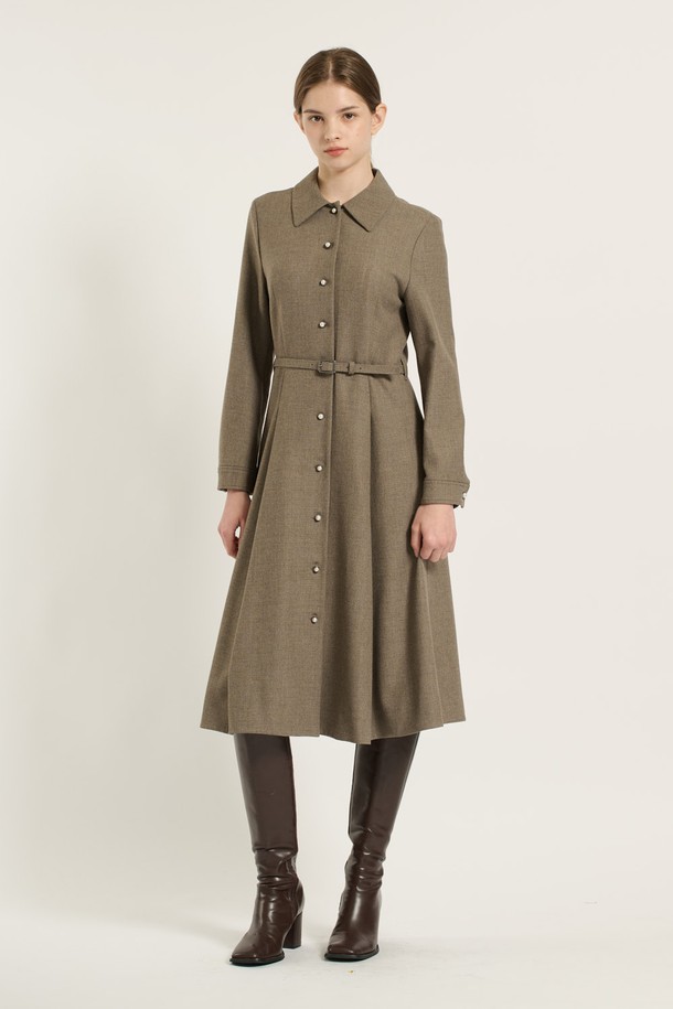 세련된 무드의 [25WT] 벨티드 플레어 원피스 - M BROWN B5D9O61079입니다. M BROWN 컬러의 이 원피스는 가을, 겨울 시즌에 어울리는 긴소매 디자인으로, 클래식하고 모던한 스타일을 연출합니다. 허리 벨트 세트와 앞 단추 디테일이 특징이며, 플레어 A라인 치마핏으로 여성스러운 실루엣을 강조합니다. 오피스룩, 하객룩, 데이트룩 등 다양한 TPO에 활용 가능하며, 슬림핏과 레귤러핏으로 핏을 선택할 수 있습니다. 카라넥 디자인의 롱 원피스로 시크하고 미니멀한 스타일을 완성해보세요.
