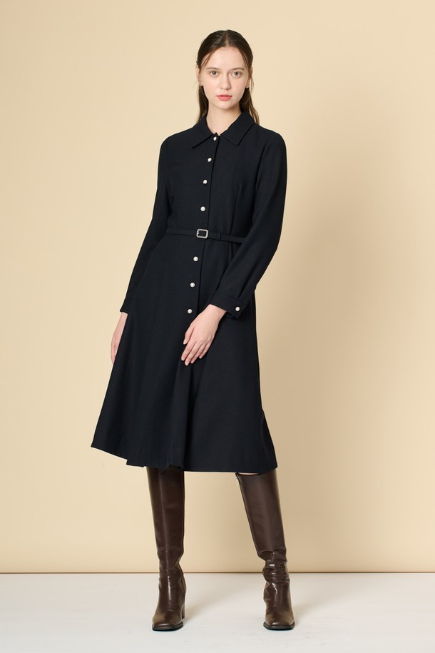 세련된 분위기를 연출하는 [25WT] 벨티드 플레어 원피스 - DARK NAVY B5D9O61056입니다. 슬림핏으로 떨어지는 A라인 플레어 스커트가 여성스러운 실루엣을 강조하며, 허리 벨트가 포함되어 있어 허리 라인을 더욱 돋보이게 합니다. 카라넥 디자인과 앞 단추, 싱글 버튼 디테일이 클래식하고 우아한 무드를 선사하며, 봄, 가을, 겨울 시즌에 활용하기 좋습니다. 오피스룩, 하객룩, 모임룩 등 다양한 TPO에 맞춰 미니멀하고 세련된 스타일을 연출해보세요. 롱 기장의 DARK NAVY 컬러 무지 원피스로, 당신의 옷장에 특별함을 더해줄 것입니다.
