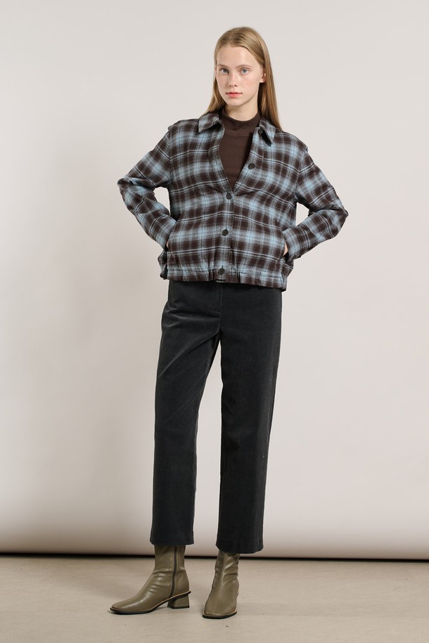 **[25WT] 체크 윈터 셔츠 - 라이트 블루 A5W9B40451**는 여성용 셔츠/블라우스로, 겨울철 출근룩에 적합한 캐주얼 스타일의 제품입니다. 라이트 블루 컬러의 체크 패턴이 돋보이며, 루즈핏과 긴 소매, 브이넥 디자인으로 편안하면서도 세련된 느낌을 선사합니다. 두꺼운 두께감으로 따뜻함을 더하며, 윈터 셔츠 특유의 포근한 착용감을 느낄 수 있습니다. 캐주얼, 클래식, 미니멀 스타일을 모두 아우르는 디자인으로 다양한 연출이 가능합니다.
