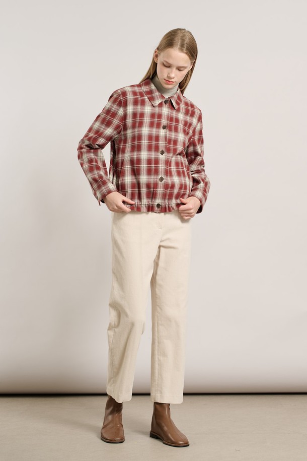 [25WT] 체크 윈터 셔츠 - DARK RED A5W9B40425는 여성용 셔츠/블라우스로, 겨울 시즌에 어울리는 두꺼운 두께감의 긴소매 셔츠입니다. 다크 레드의 체크 패턴이 돋보이며, 부드러운 촉감의 면 소재로 제작되었습니다. 차이나칼라와 버튼 여밈 방식으로 캐주얼, 베이직, 클래식, 미니멀 스타일을 연출할 수 있습니다. 일상 및 출근룩에 활용하기 좋은 윈터 시리즈 제품입니다.
