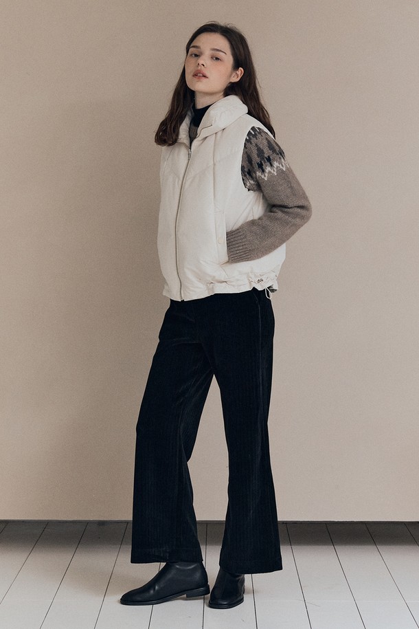 [25WT] 밴드넥 볼륨 베스트 - CREAM A5W9F50214는 여성스러운 실루엣을 연출하는 크림 컬러의 베스트입니다. 밴드넥 디자인과 레귤러 핏으로 제작되었으며, 캐주얼, 클래식, 미니멀 스타일을 모두 소화할 수 있습니다. 가을, 겨울 시즌에 적합하며, 두꺼운 두께감과 부드러운 촉감의 폴리에스테르 소재로 제작되어 포근함을 선사합니다. 볼륨감 있는 디자인과 패딩 안감으로 보온성을 높였으며, 출근룩으로도 활용 가능합니다. 무지 패턴으로 어떤 옷에도 쉽게 매치할 수 있는 활용도 높은 아이템입니다.
