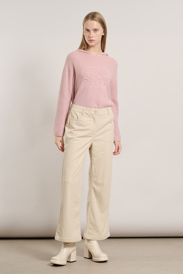 [25WT] 밴딩 코듀로이 팬츠 - 라이트 베이지 A5W9G39471는 부드러운 촉감의 코듀로이 소재로 제작된 여성용 와이드 핏 팬츠입니다. 가을과 겨울에 따뜻하게 착용할 수 있으며, 밴딩 디자인으로 편안한 착용감을 제공합니다. 라이트 베이지 컬러의 무지 디자인으로 베이직하고 캐주얼한 스타일을 연출할 수 있습니다. 넉넉한 루즈핏과 긴 기장으로 다양한 상의와 매치하기 용이합니다. 캐주얼, 클래식, 미니멀 스타일을 즐겨 입는 여성분들께 추천합니다.
