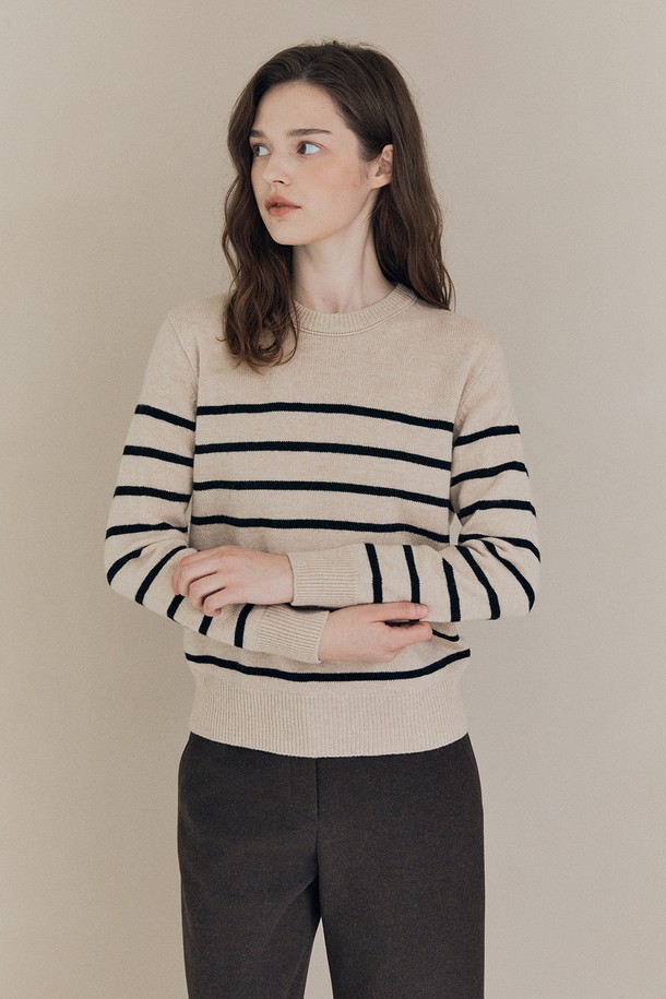 [25WT] 스트라이프 라운드넥 풀오버 - BLACK A5W9K40199는 여성용 상의로, 가을과 겨울에 착용하기 좋은 두꺼운 울 소재의 니트/스웨터입니다. 블랙 컬러에 베이직하고 캐주얼한 스트라이프 패턴이 돋보이며, 레귤러 핏의 긴소매 라운드넥 디자인으로 제작되었습니다. 부드러운 촉감과 풀오버 스타일로 편안한 착용감을 선사하며, 캐주얼, 클래식, 미니멀 스타일 연출에 활용하기 좋습니다. 일상복으로 활용하기 좋은 아이템입니다.
