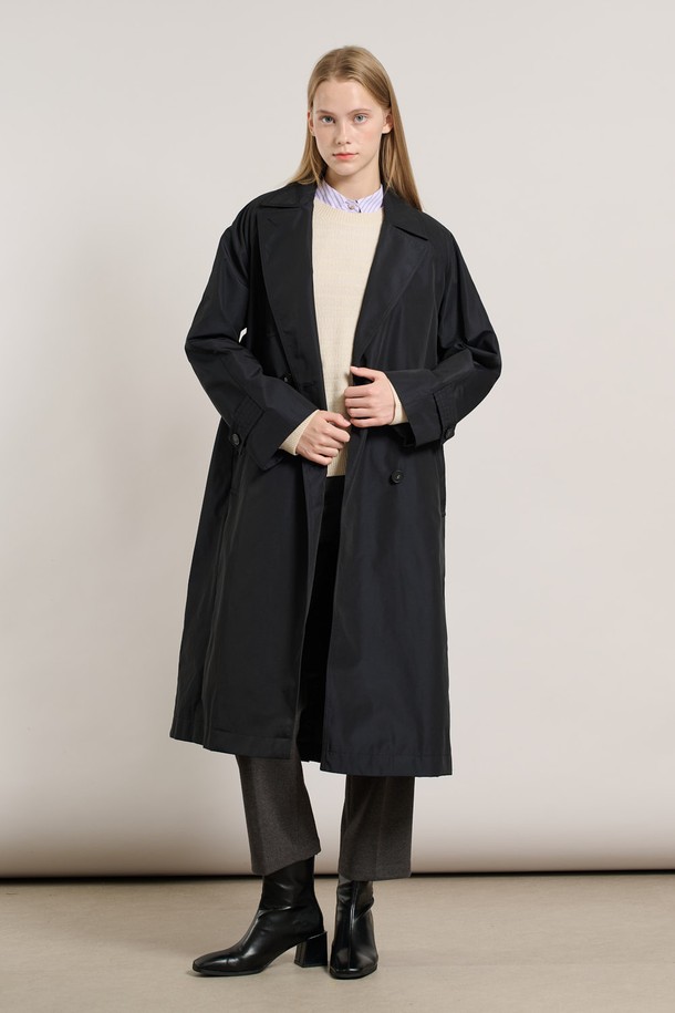 [25WT] 퀼팅 내피 탈부착형 트렌치 - DARK NAVY A5W9N70156는 여성용 아우터 트렌치코트입니다. 다크 네이비 색상의 레귤러핏으로, 봄, 가을에 착용하기 좋습니다. 무지 디자인에 더블 버튼 여밈 방식을 적용하여 클래식하고 베이직한 스타일을 연출합니다. 특히, 퀼팅 내피가 탈부착 가능하여 보온성을 조절할 수 있습니다. 출근룩, 오피스룩, 모임룩 등 다양한 TPO에 미니멀하고 시크한 스타일을 더해보세요.
