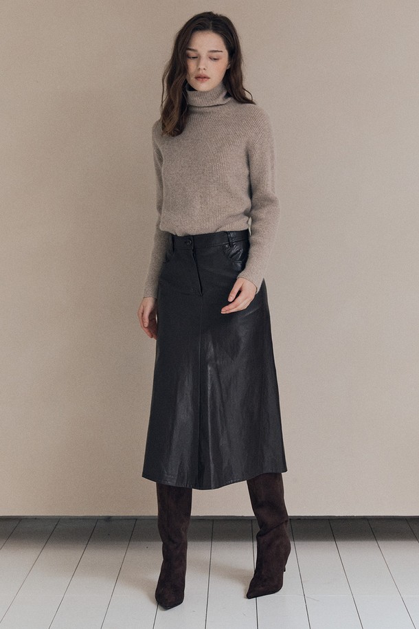 [25WT] 페이크 레더 롱 스커트 - DARK BROWN A5W9S20575는 여성용 롱 스커트입니다. 다크 브라운 색상의 인조 가죽 소재로 제작되어 가을, 겨울에 착용하기 좋습니다. A라인의 레귤러핏으로 모던하고 미니멀한 스타일을 연출하며, 뻣뻣한 촉감과 두꺼운 두께감이 특징입니다. 데이트룩, 모임룩, 미니멀, 클래식, 시크 스타일을 즐겨 입는 분들께 추천합니다. 무지 디자인으로 다양한 상의와 매치하기 용이합니다.
