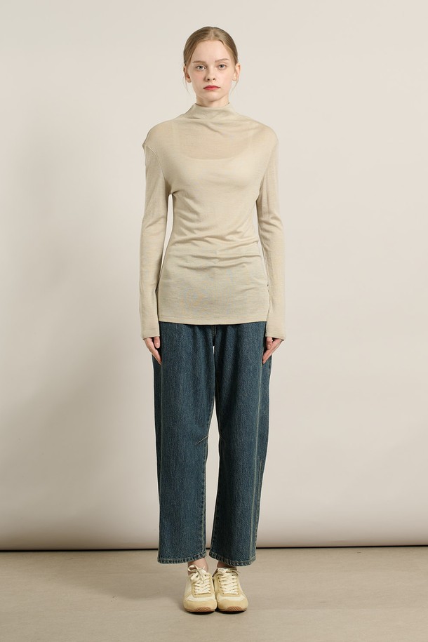 "[25WT] 울 소프트 폴라 티셔츠 - LIGHT BEIGE A5W9X40171"는 부드러운 촉감의 울 소재로 제작되어 가을, 겨울철 따뜻하게 착용하기 좋은 여성 폴라 티셔츠입니다. 라이트 베이지 컬러의 무지 디자인으로, 베이직한 스타일을 선호하는 분들께 추천드립니다. 레귤러핏과 레귤러 기장으로 편안한 착용감을 선사하며, 출근룩, 모임룩 등 다양한 TPO에 활용할 수 있습니다. 클래식, 미니멀, 캐주얼 등 어떤 스타일에도 잘 어울려 활용도가 높은 아이템입니다. 부드러운 소프트 터치로 피부에 닿는 감촉이 좋습니다.
