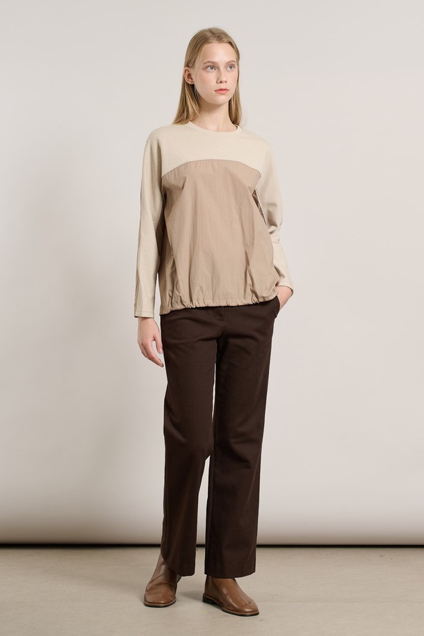 [25WT] 배색 져지 블라우스 - LIGHT BEIGE A5W9X40371는 여성스러운 스타일을 연출하는 블라우스입니다. 라이트 베이지와 브라운 컬러의 배색 디자인이 돋보이며, 얇고 부드러운 져지 소재로 제작되어 편안한 착용감을 선사합니다. 라운드넥과 7부 소매 기장, 레귤러핏 디자인으로 어떤 하의와도 잘 어울려 출근룩 또는 모임룩으로 활용하기 좋습니다. 미니멀하고 베이직한 스타일로, 봄, 가을 시즌에 제격입니다.
