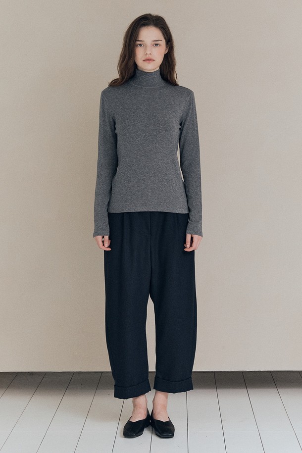 [25WT] 베이직 져지 풀오버는 여성용 풀오버로, 가을과 겨울에 따뜻하게 입을 수 있는 두꺼운 져지 소재의 제품입니다. 라이트 그레이 색상의 무지 디자인에 레귤러핏과 터틀넥이 적용되어 베이직하면서도 세련된 스타일을 연출합니다. 긴 소매 기장과 부드러운 촉감으로 편안한 착용감을 선사하며, 데일리 아이템으로 활용하기 좋습니다. 클래식, 미니멀, 캐주얼 등 다양한 스타일과 매치하여 폭넓게 활용할 수 있습니다.
