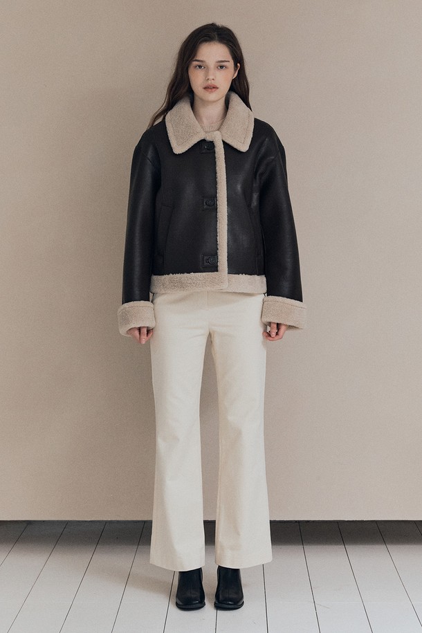 [25WT] 모노윈터 페이크레더 무스탕 - DARK BROWN A5WAF81175는 여성용 아우터 무스탕입니다. 다크 브라운 컬러의 무지 디자인으로, 겨울철 캐주얼 및 베이직 스타일 연출에 적합합니다. 두꺼운 두께감의 인조가죽 소재로 제작되어 부드러운 촉감을 제공하며, 긴 소매와 버클 여밈 방식으로 디자인되었습니다. 레귤러핏과 페이크 레더, 퍼 트리밍 디테일이 특징이며, 일상복으로 활용하기 좋습니다.
