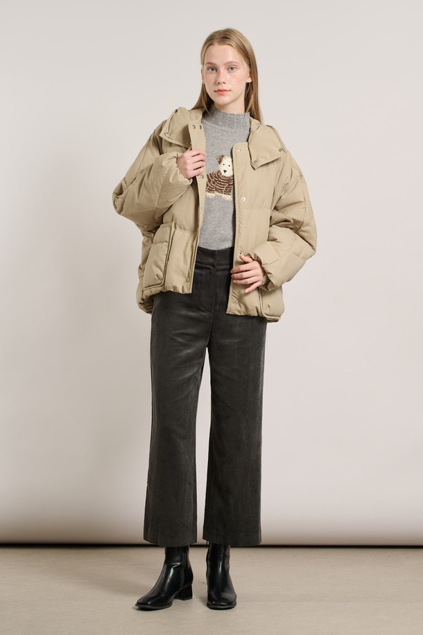 [25WT] 후드 탈착 코쿤다운 - LIGHT BEIGE A5WAF81271는 겨울철 데일리룩에 어울리는 여성용 다운 점퍼입니다. 베이직한 디자인에 무지 패턴으로 미니멀, 클래식, 캐주얼 스타일을 연출하기 좋습니다. 부드러운 촉감의 나일론, 폴리에스터 혼방 소재로 제작되었으며, 넉넉한 루즈핏과 크롭 기장으로 편안하게 착용할 수 있습니다. 후드는 탈착 가능하며, 방풍 기능과 보온성을 갖춰 추운 날씨에도 따뜻하게 입을 수 있습니다. 거위 솜털과 깃털 안감으로 뛰어난 보온성을 제공하며, 지퍼와 스냅으로 여밈이 가능합니다.
