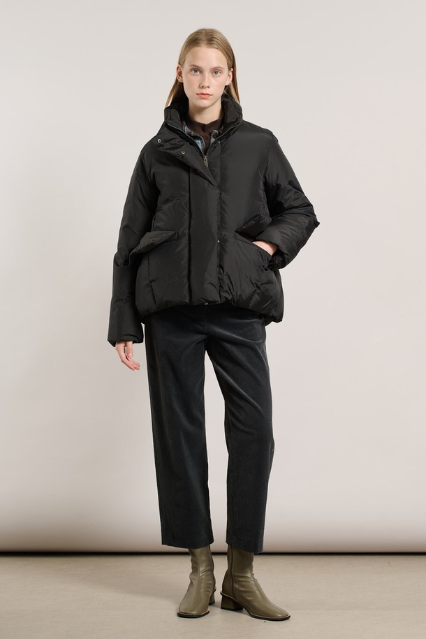 [25WT] 밴드넥 구스다운 - BLACK A5WAF81699는 여성용 아우터로, 추운 겨울철 일상에서 따뜻하게 착용할 수 있는 구스다운 패딩입니다. 블랙 컬러의 무지 디자인으로 미니멀, 클래식, 캐주얼 스타일을 모두 소화할 수 있으며, 오버핏 크롭 기장으로 트렌디함을 더했습니다. 부드러운 촉감의 두꺼운 구스다운 충전재가 뛰어난 보온성을 제공하며, 밴드넥 디자인과 버튼 여밈으로 깔끔한 실루엣을 연출합니다. 긴 소매 기장으로 더욱 따뜻하게 착용 가능합니다.
