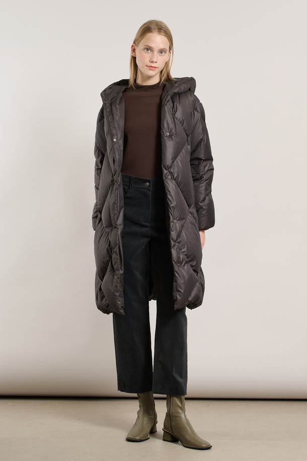 [25WT] 후드 빅 다이아 구스다운 - DARK GRAY A5WAF82417는 추운 겨울, 당신을 따뜻하게 감싸줄 여성용 롱 기장의 구스다운 아우터입니다. 다크 그레이 컬러에 베이직한 스타일로, 어떤 옷에도 쉽게 매치할 수 있으며, 오버핏 디자인으로 편안한 착용감을 선사합니다. 
빅 다이아 퀄팅 디자인이 돋보이며, 부드러운 촉감과 두꺼운 두께로 뛰어난 보온성을 제공합니다. 후드 타입에 집업 스타일로 간편하게 입고 벗을 수 있으며, 긴 소매 기장으로 더욱 따뜻하게 몸을 보호합니다. 여행룩, 캠핑룩 등 다양한 TPO에 활용 가능하며, 미니멀, 클래식, 캐주얼 스타일을 즐기는 분들께 추천합니다.
