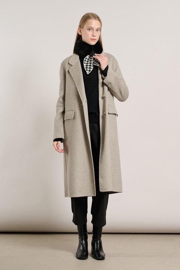 [25WT] 핸드메이드 투버튼 롱코트 - M BEIGE A5WAH82372는 여성용 롱 코트로, 가을과 겨울에 어울리는 두꺼운 울 소재의 핸드메이드 코트입니다. 베이지 색상에 미니멀하고 클래식한 스타일을 더했으며, 오버핏으로 편안한 착용감을 선사합니다. 더블 버튼 디테일과 긴 소매가 특징이며, 오피스룩, 출근룩, 모임룩 등 다양한 TPO에 활용할 수 있습니다. 무지 디자인으로 시크하고 세련된 분위기를 연출합니다.
