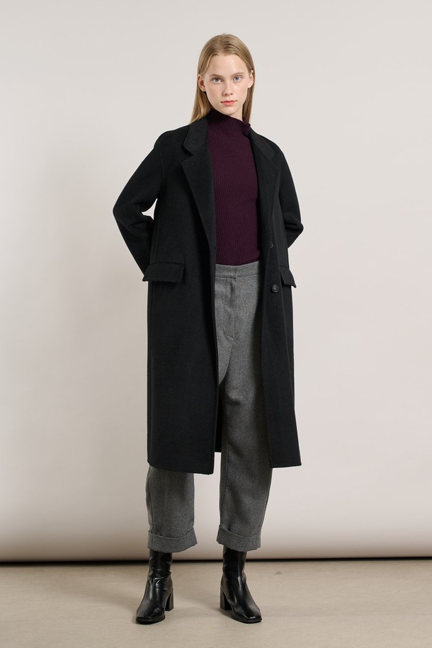 [25WT] 핸드메이드 투버튼 롱코트 - BLACK A5WAH82399는 여성용 롱코트입니다. 울 소재로 제작되어 가을과 겨울에 따뜻하게 착용할 수 있으며, 두꺼운 두께감으로 포근함을 더합니다. 미니멀하고 베이직한 스타일의 무지 디자인에 더블 버튼 여밈으로 클래식한 분위기를 연출합니다. 레귤러핏으로 제작되었으며, 출근룩, 오피스룩, 모임룩 등 다양한 TPO에 활용 가능합니다. 시크한 스타일을 선호하는 고객에게 추천합니다.
