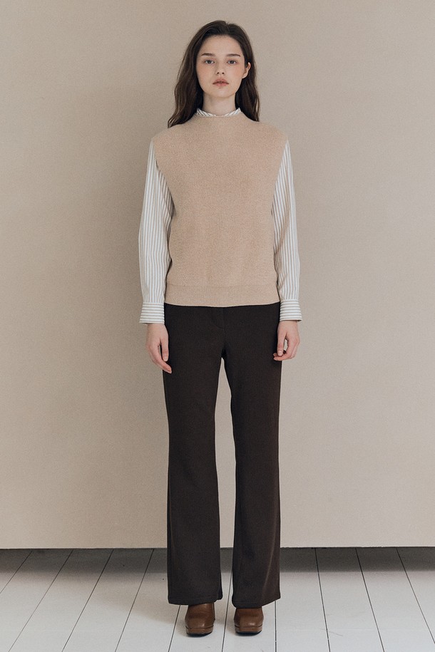 [25WT] 투웨이 글리터리 베스트 - 라이트 베이지 A5WAK51171는 여성용 베스트입니다. 가을과 겨울에 어울리는 두꺼운 두께감의 니트 소재로 제작되었으며, 부드러운 촉감을 선사합니다. 하이넥 디자인과 민소매 스타일로, 베이직한 스타일에 글리터 디테일이 더해져 포인트를 줍니다. 레귤러핏으로 편안하게 착용 가능하며, 크롭 기장으로 다양한 스타일 연출에 활용할 수 있습니다. 미니멀하고 클래식한 스타일을 선호하는 분들께 추천합니다.
