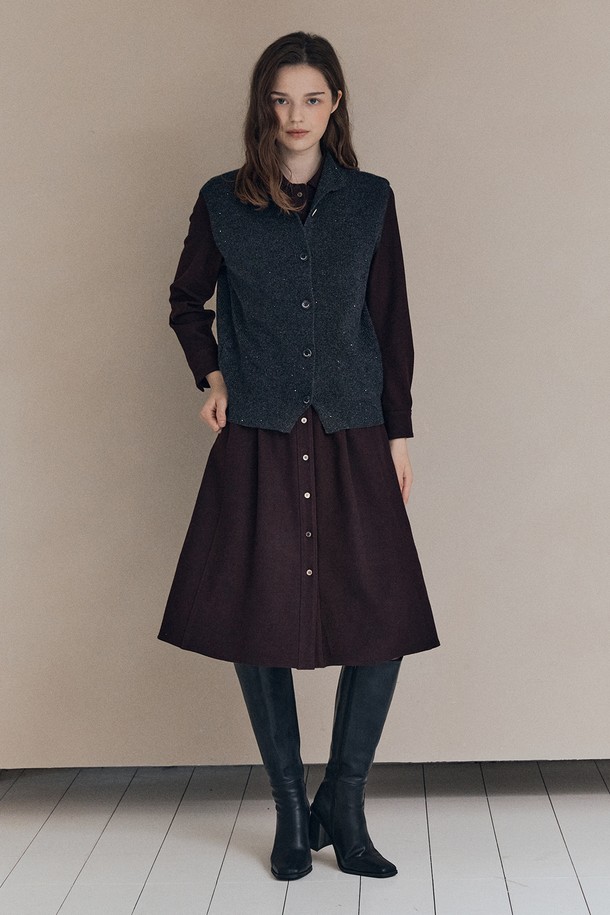 [25WT] 투웨이 글리터리 베스트 - CHARCOAL GRAY A5WAK51198는 차콜 그레이 색상의 여성용 베스트입니다. 울 소재로 제작되어 가을, 겨울에 착용하기 좋으며, 라운드넥에 레귤러핏으로 제작되었습니다. 베이직하면서도 클래식한 스타일을 연출하며, 글리터 패턴과 투웨이 디자인이 특징입니다. 출근룩과 모임룩 모두에 활용 가능하며, 뻣뻣한 촉감과 두꺼운 두께감으로 따뜻함을 더합니다.
