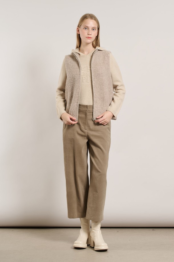 [25WT] 루플리 베스트 - LIGHT BEIGE A5WAK51271은 캐주얼, 미니멀, 클래식 스타일을 아우르는 여성용 베스트입니다. 라이트 베이지 컬러의 무지 디자인으로, 가을과 겨울에 따뜻하게 착용할 수 있습니다. 부드러운 촉감의 양털 또는 플리스 소재로 제작되어 두꺼운 두께감을 자랑하며, 집업 방식으로 간편하게 여밀 수 있습니다. 레귤러핏과 민소매 디자인으로 편안한 착용감을 선사하며, 집콕룩과 산책룩 등 다양한 상황에서 활용하기 좋습니다. 
