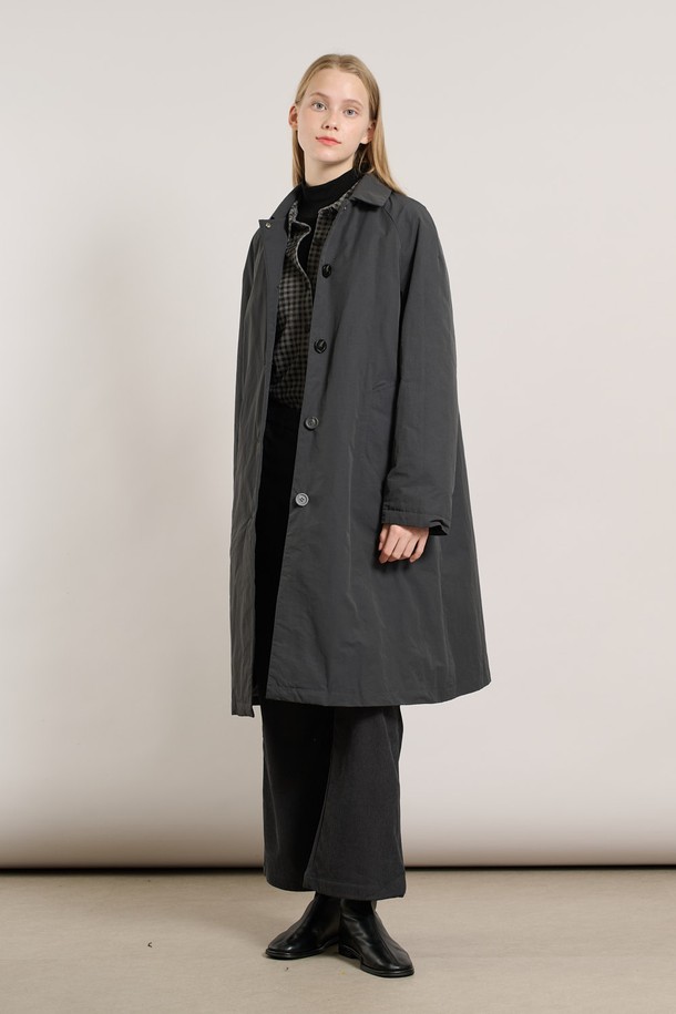 [25WT] 래글런 라이너 트랜치코트 - CHARCOAL GRAY A5WAN71198는 여성용 트렌치코트입니다. 차콜 그레이 색상의 무지 디자인으로, 클래식하고 베이직한 스타일을 연출합니다. 봄, 가을에 적합하며, 래글런 슬리브와 라이너 분리 기능이 특징입니다. 레귤러핏과 싱글버튼 여밈으로, 출근룩, 오피스룩, 모임룩 등 다양한 TPO에 활용 가능합니다. 부드러운 폴리에스테르 소재로 제작되었으며, 레귤러 기장의 긴 소매 트렌치코트입니다.
