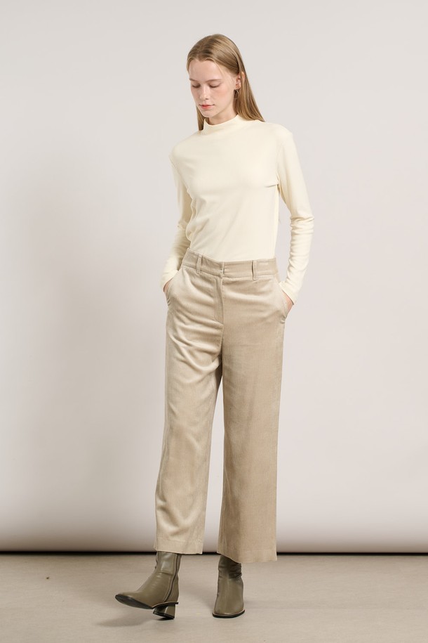 [25WT] 코듀로이 와이드 팬츠는 가을, 겨울 시즌에 어울리는 여성용 코듀로이 와이드 팬츠입니다. 라이트 베이지 컬러의 무지 디자인으로, 베이직하면서도 캐주얼한 스타일을 연출합니다. 루즈핏으로 편안하게 착용 가능하며, 두꺼운 두께감과 부드러운 촉감의 코듀로이 소재가 따뜻한 착용감을 선사합니다. 출근룩이나 모임룩 등 다양한 TPO에 활용 가능하며, 캐주얼, 클래식, 미니멀 스타일 모두 소화할 수 있습니다. 와이드한 실루엣이 특징이며, 밴딩 처리가 없는 디자인입니다.
