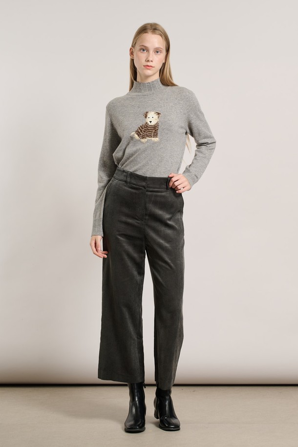 [25WT] 코듀로이 와이드 팬츠 - DARK GRAY A5WAP32217는 여성용 바지로, 가을과 겨울에 착용하기 좋은 두께감 있는 코듀로이 소재의 와이드 핏 팬츠입니다. 짙은 다크 그레이 컬러에 무지 패턴으로 디자인되어 캐주얼, 미니멀, 클래식 스타일을 연출하기 좋습니다. 출근룩으로 활용하기 좋으며, 편안하면서도 세련된 스타일을 완성해 줍니다. 밴딩이 없는 긴 기장의 바지로, 와이드한 핏이 특징입니다.
