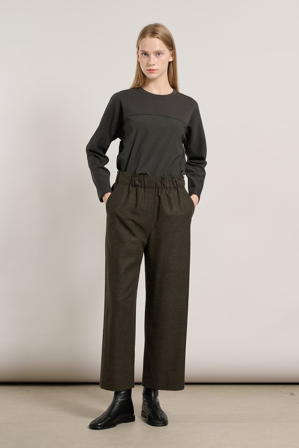 [25WT] 밴딩 와이드 팬츠 - 다크 카키 A5WAP32383은 캐주얼, 미니멀, 클래식 스타일을 아우르는 여성용 와이드 팬츠입니다. 톤 다운된 다크 카키 컬러로 가을, 겨울 시즌에 어울리는 차분한 분위기를 연출합니다. 밴딩 처리로 편안한 착용감을 제공하며, 루즈핏 디자인으로 활동성을 높였습니다. 일상에서 편안하게 착용할 수 있으며, 출근룩으로도 활용 가능한 실용적인 아이템입니다. 
