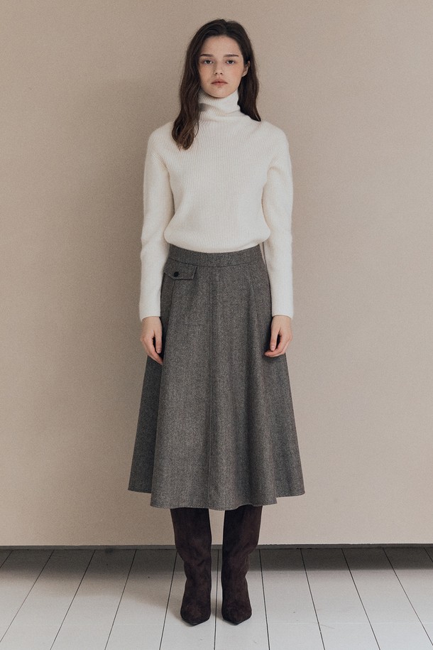 [25WT] 헤링본 플레어 스커트 - BROWN A5WAS21374는 클래식하고 베이직한 스타일의 여성용 플레어 스커트입니다. 브라운 컬러의 울 소재로 제작되어 가을과 겨울에 따뜻하게 착용할 수 있으며, 두꺼운 두께감과 뻣뻣한 촉감이 특징입니다. 헤링본 패턴이 돋보이며, A라인 실루엣의 플레어핏으로 여성스러운 분위기를 연출합니다. 오피스룩, 모임룩, 데이트룩 등 다양한 TPO에 활용 가능하며, 미니멀, 시크 스타일을 선호하는 분들께 추천합니다.
