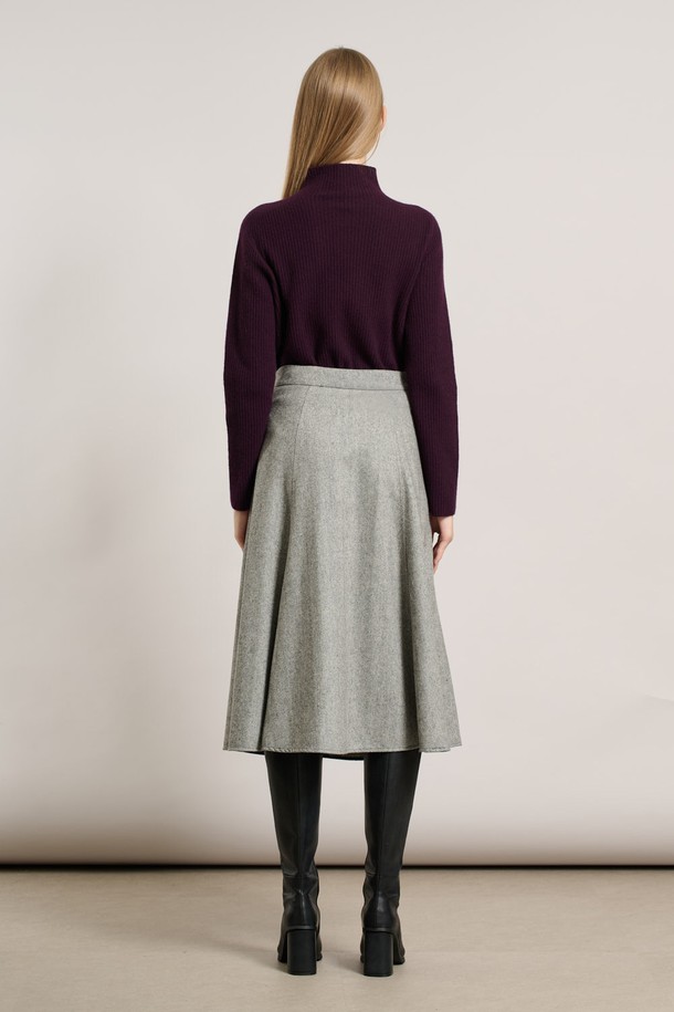 [25WT] 헤링본 플레어 스커트 - BLACK A5WAS21399는 가을, 겨울 시즌에 어울리는 여성용 플레어 스커트입니다. 울 소재로 제작되어 부드러운 촉감과 두꺼운 두께감으로 따뜻하게 착용할 수 있습니다. 클래식하고 베이직한 무드의 블랙 컬러 헤링본 패턴이 특징이며, A라인 실루엣의 플레어핏으로 여성스러운 분위기를 연출합니다. 오피스룩, 출근룩, 모임룩 등 다양한 TPO에 활용 가능하며, 미니멀, 시크 스타일을 선호하는 분들께 추천합니다.
