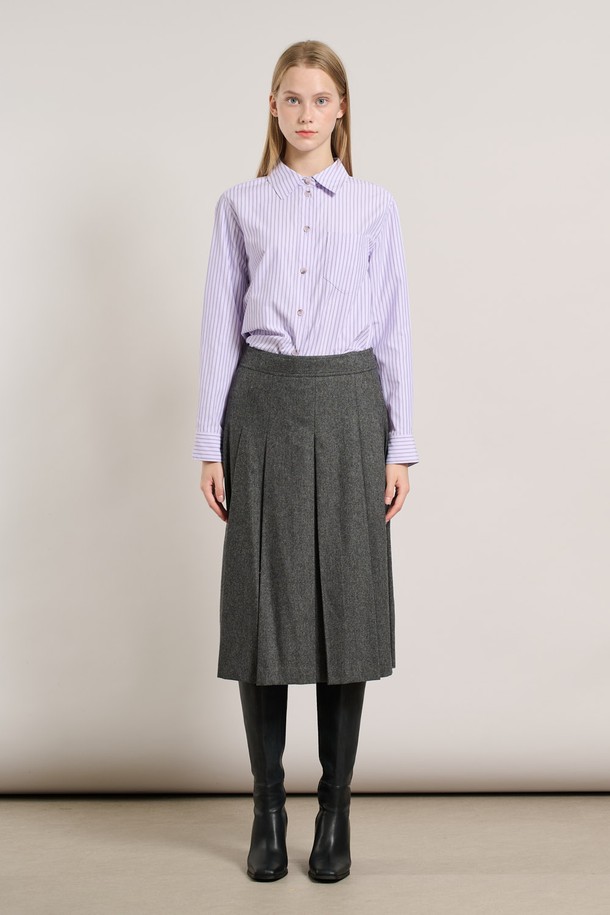 [25WT] 턱 플레어 스커트 - CHARCOAL GRAY (차콜 그레이) A5WAS21498는 여성용 플레어 스커트입니다. 울 소재로 제작되어 가을, 겨울에 따뜻하게 착용할 수 있으며, 두꺼운 두께감과 뻣뻣한 촉감이 특징입니다. 턱 디테일과 A라인 플리츠 디자인이 클래식하고 미니멀한 스타일을 연출합니다. 오피스룩, 출근룩, 모임룩 등 다양한 TPO에 활용 가능하며, 차콜 그레이 색상에 레귤러핏으로 제작되었습니다.
