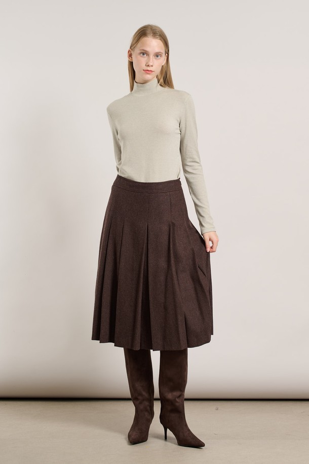 세련된 무드의 턱 플레어 스커트입니다. 다크 브라운 컬러로 가을, 겨울 시즌에 어울리는 차분하고 클래식한 분위기를 연출합니다. 턱 디테일이 더해져 플레어 라인의 여성스러운 실루엣을 더욱 돋보이게 합니다. 출근룩, 오피스룩, 모임룩 등 다양한 TPO에 활용하기 좋으며, 미니멀, 시크 스타일에 매치하여 세련된 스타일을 완성할 수 있습니다. 베이직한 디자인으로 유행을 타지 않고 오래도록 즐겨 입을 수 있는 아이템입니다.
