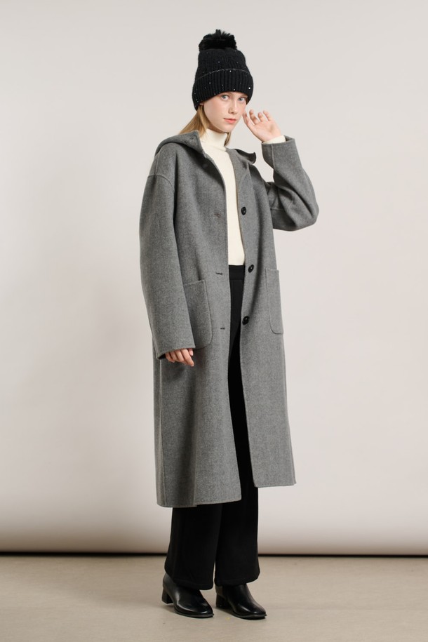 [25WT] 롱 후드 핸드메이드 코트 - MULTI M GRAY A5WBH83297는 여성용 코트로, 가을과 겨울에 착용하기 좋은 오버핏의 롱 기장 핸드메이드 코트입니다. 부드러운 촉감의 울 소재로 제작되었으며, 후드 디자인으로 캐주얼한 느낌을 더했습니다. 베이직하고 미니멀한 스타일로 출근룩, 모임룩, 데이트룩 등 다양한 TPO에 활용 가능합니다. 그레이 컬러의 무지 디자인으로 클래식, 미니멀, 시크한 스타일을 연출하기 좋습니다. 긴 소매와 버튼 여밈 방식으로 따뜻함과 세련됨을 동시에 갖춘 아이템입니다.
