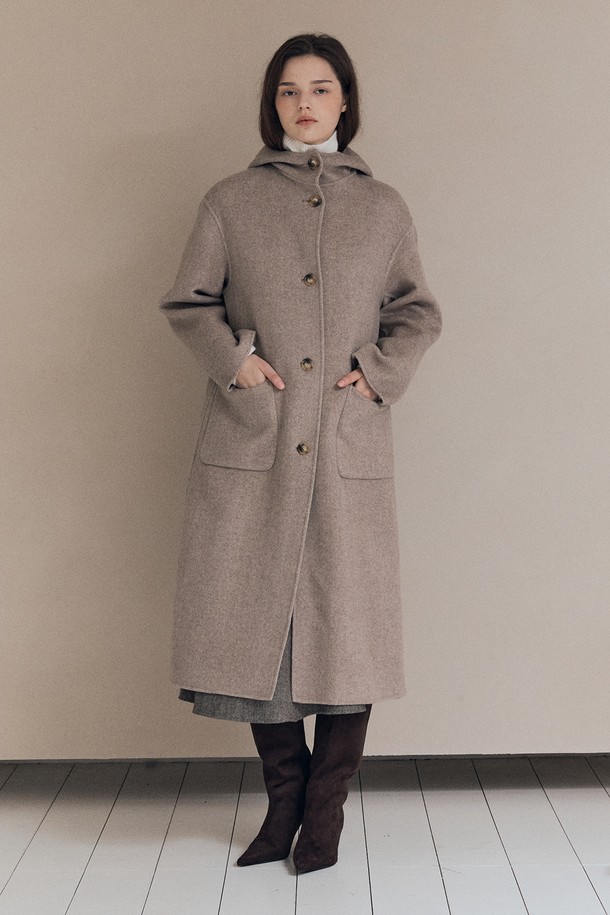 [25WT] 롱후드 핸드메이드코트 - M BEIGE A5WBH83272는 여성 고객을 위한 베이지 색상의 롱 후드 핸드메이드 코트입니다. 가을, 겨울 시즌에 어울리는 두꺼운 울 소재로 제작되어 부드러운 촉감을 선사하며, 루즈핏 디자인으로 편안한 착용감을 제공합니다. 미니멀하고 베이직한 스타일로 출근룩에 활용하기 좋으며, 무지 디자인과 버튼 여밈 방식을 갖추어 깔끔한 실루엣을 연출합니다. 긴 소매 기장의 후드 코트로, 간결하면서도 세련된 분위기를 완성합니다.
