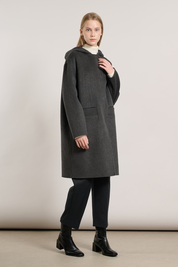 [25WT] 후드 탈부착 핸드메이드 코트 - CHARCOAL GRAY A5WBH83498는 가을, 겨울 시즌에 어울리는 여성용 코트입니다. 차콜 그레이 색상의 무지 패턴으로 미니멀하고 클래식한 스타일을 연출하며, 오버핏으로 편안한 착용감을 선사합니다. 울 소재로 제작되어 두꺼운 두께감을 자랑하며, 후드 탈부착이 가능하여 다양한 스타일을 연출할 수 있습니다. 싱글 버튼 여밈 방식과 긴 소매 기장으로 세련된 디자인을 완성하여 출근룩, 오피스룩, 모임룩 등 TPO에 적합하며, 클래식, 미니멀, 시크 스타일에 잘 어울립니다.
