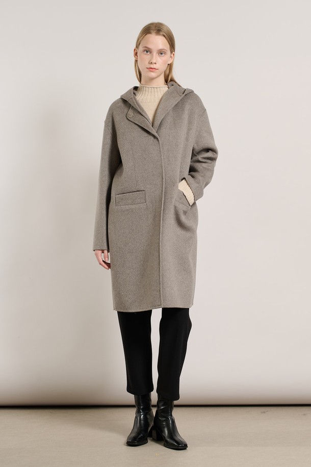 [25WT] 후드 탈부착 핸드메이드 코트 - M BROWN A5WBH83479는 여성 고객을 위한 브라운 컬러의 핸드메이드 코트입니다. 울 소재로 제작되어 가을과 겨울, 두꺼운 두께감으로 따뜻하게 착용할 수 있습니다. 오버핏 디자인에 싱글 버튼 여밈 방식으로, 미니멀하고 클래식한 무드를 연출합니다. 후드가 탈부착 가능하여 다양한 스타일을 소화할 수 있으며, 출근룩, 오피스룩, 모임룩 등 TPO에 맞춰 시크하게 연출하기 좋습니다. 긴 소매 기장의 무지 패턴 코트로, 활용도 높은 데일리 아이템입니다.
