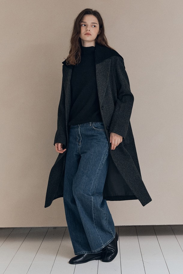 세련된 스타일을 완성하는 [25WT] 세일러 니트 카라 코트 - KHAKI A5WBH84945입니다. 부드러운 촉감의 니트 소재로 제작되어 가을, 겨울 시즌 따뜻하게 착용할 수 있습니다. 롱 기장에 레귤러 핏으로, 클래식하고 베이직한 디자인을 연출하며, 카키 컬러와 무지 패턴이 세련된 분위기를 더합니다. 세일러 코트 타입에 버튼 여밈 방식으로 편안하게 즐길 수 있으며, 출근룩, 모임룩, 데이트룩 등 다양한 TPO에 활용 가능합니다. 미니멀, 시크 스타일을 선호하는 여성에게 추천합니다.
