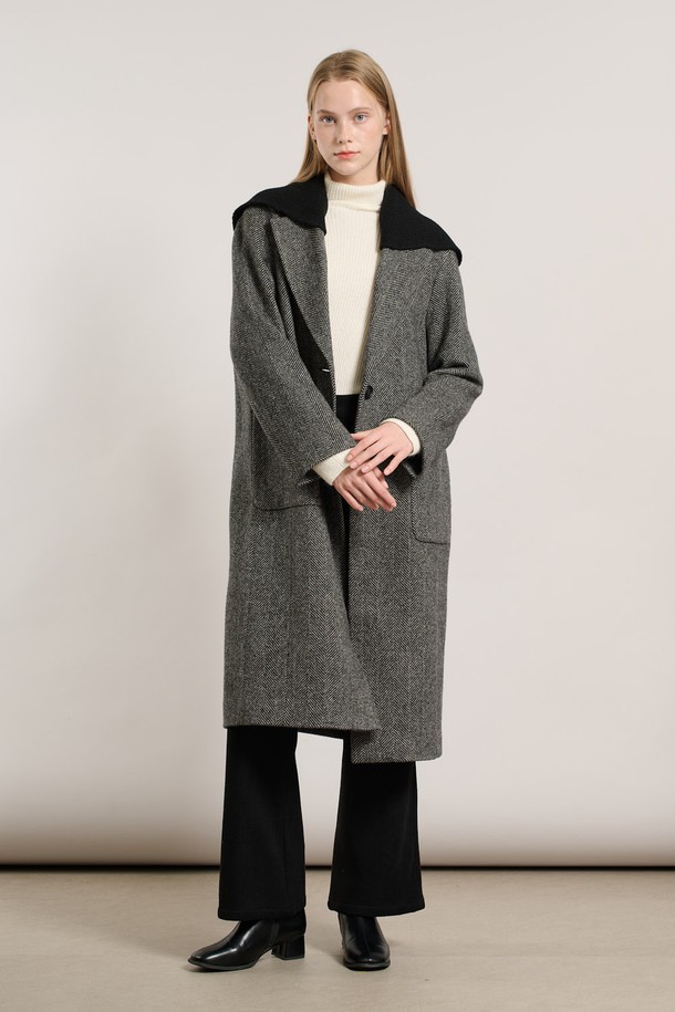 [25WT] 세일러 니트 카라 코트 - BLACK A5WBH84999는 가을, 겨울 시즌 여성의 우아한 스타일을 완성하는 코트입니다. 블랙 컬러의 무지 디자인으로, 출근룩, 오피스룩, 모임룩 등 다양한 TPO에 활용 가능합니다. 울 소재에 두꺼운 두께감으로 따뜻함을 더하며, 세일러 스타일의 니트 카라가 포인트로 클래식하면서도 시크한 분위기를 연출합니다. 레귤러핏의 미디엄 기장으로 편안한 착용감을 선사하며, 싱글 버튼 여밈으로 깔끔하게 마무리됩니다. 베이직하면서도 세련된 디자인으로 두고두고 즐겨 입을 수 있는 아이템입니다.
