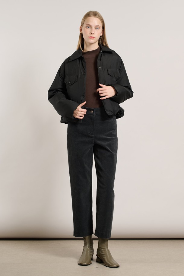 [25WT] 셔츠카라 숏 덕다운 - BLACK A5W9F80399는 여성용으로, 겨울철 일상에서 활용하기 좋은 숏 기장의 블랙 덕다운입니다. 셔츠 카라 디자인과 버튼 여밈 방식으로 캐주얼하면서도 베이직한 스타일을 연출합니다. 겉감은 부드러운 촉감의 나일론 소재로 제작되었으며, 넉넉한 두께감으로 보온성을 높였습니다. 레귤러핏으로 편안하게 착용 가능하며, 긴 소매 기장으로 따뜻함을 더했습니다. 미니멀하고 클래식한 스타일을 선호하는 분들께 추천합니다.
