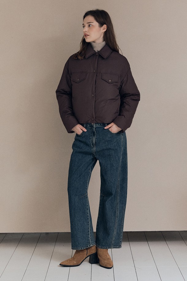 [25WT] 셔츠카라 숏 덕다운 - 다크 브라운 A5W9F80375는 여성용 아우터입니다. 캐주얼 및 베이직 스타일의 숏 기장 숏패딩으로, 셔츠 카라 디자인이 특징입니다. 겨울철 보온성을 제공하며, 오버핏으로 제작되어 편안한 착용감을 선사합니다. 부드러운 촉감의 덕다운 소재와 긴 소매 기장, 다크 브라운 컬러의 무지 디자인으로 미니멀한 스타일을 연출합니다. 집업 방식으로 간편하게 착용할 수 있습니다.
