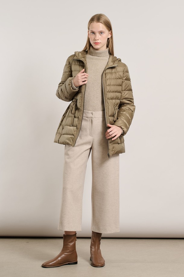 [25WT] 경량 스트링 덕다운 - LIGHT KHAKI A5W9F80781는 가볍고 따뜻한 겨울철 여성 아우터입니다. 라이트 카키 컬러의 무지 디자인으로, 캐주얼 및 베이직 스타일을 연출하기 좋습니다. 부드러운 촉감의 나일론 소재를 사용하여 편안한 착용감을 제공하며, 레귤러핏과 집업 여밈 방식으로 활동성을 높였습니다. 경량 스트링 디테일이 돋보이며, 여행룩이나 산책룩과 같은 일상적인 TPO에 적합합니다. 덕다운 충전재로 보온성을 강화하여 추운 겨울에도 따뜻하게 입을 수 있습니다.
