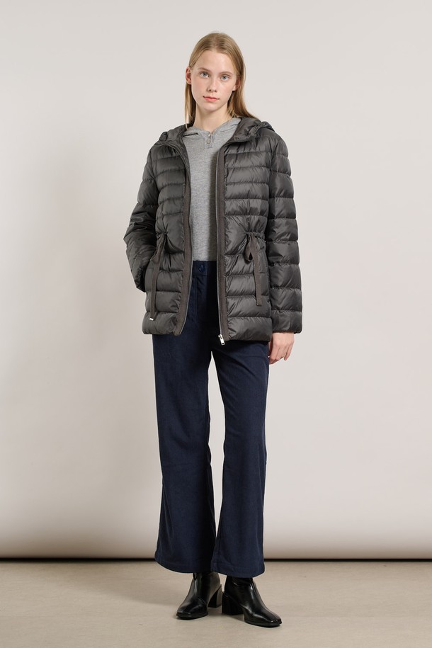 [25WT] 경량 스트링 덕다운 - DARK GRAY(다크 그레이) A5W9F80717는 여성용 아우터로, 겨울철 일상과 출근룩에 적합한 패딩입니다. 캐주얼 및 미니멀 스타일을 추구하는 분들을 위한 무지 디자인의 레귤러핏 크롭 기장 제품입니다. 나일론 소재로 제작되어 부드러운 촉감을 제공하며, 경량 스트링 디자인으로 활동성을 높였습니다. 두꺼운 두께감으로 보온성을 강화한 긴소매 집업 스타일의 덕다운 패딩입니다.
