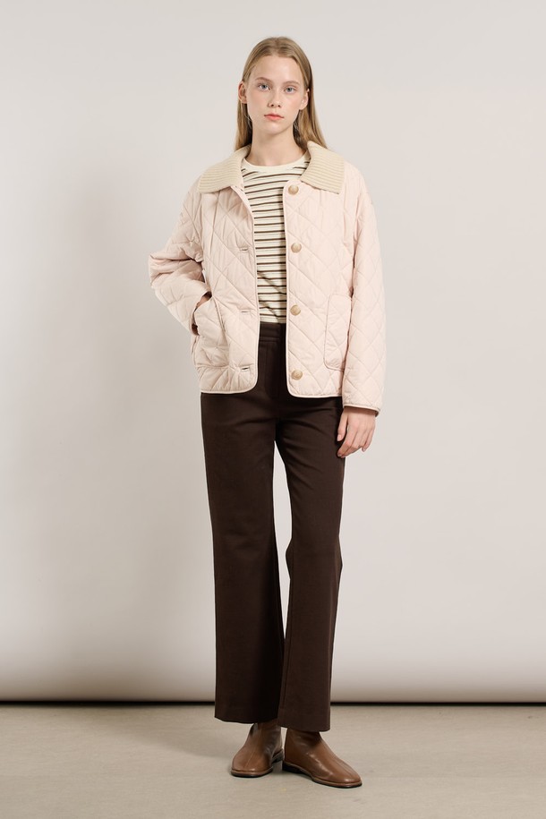 [25WT] 니트 카라 퀼팅 점퍼 - LIGHT BEIGE A5W9R10171는 여성스러운 분위기를 자아내는 라이트 베이지 컬러의 점퍼입니다. 봄, 가을 간절기에 어울리는 얇은 두께감과 부드러운 니트 소재로 제작되어 편안한 착용감을 선사합니다. 퀼팅 처리된 디자인과 카라 디테일이 돋보이며, 레귤러핏과 크롭 기장으로 캐주얼하면서도 스타일리시한 연출이 가능합니다. 데이트룩, 봄 소풍룩 등 다양한 TPO에 활용하기 좋으며, 미니멀, 클래식 스타일을 즐겨 입는 분들께 추천합니다. 집업 스타일로 간편하게 착용할 수 있습니다.
