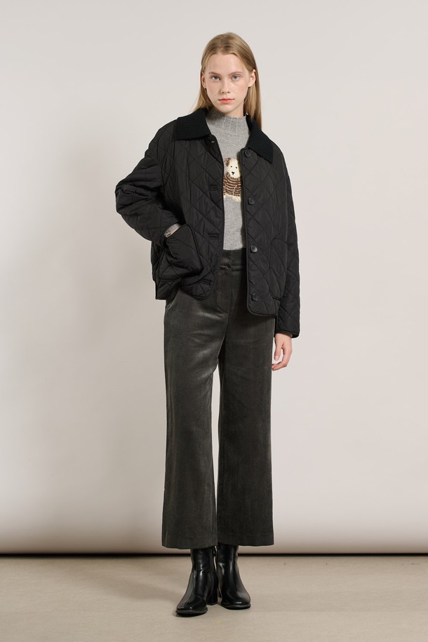 [25WT] 니트 카라 퀼팅 점퍼 - BLACK A5W9R10199는 여성용 아우터 점퍼입니다. 캐주얼하고 베이직한 스타일의 블랙 컬러 퀼팅 점퍼로, 가을과 겨울에 따뜻하게 착용할 수 있습니다. 촘촘한 니트 소재와 부드러운 촉감이 특징이며, 두꺼운 두께감으로 보온성을 높였습니다. 레귤러 핏에 긴 소매, 카라 디테일과 버튼 여밈 방식을 적용하여 클래식하면서도 미니멀한 무드를 연출합니다.
